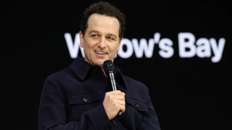 Matthew Rhys taquine le ton unique de « Widow&rsquo;s Bay » sur Apple TV : « Je n&rsquo;ai jamais rien lu de tel »