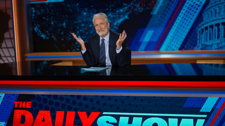 Jon Stewart blâme RFK Jr. pour avoir abandonné Cheryl Hines pendant le tournage du WHCD : « Le gars qui vous a éclipsé est Stephen F ****** Miller »