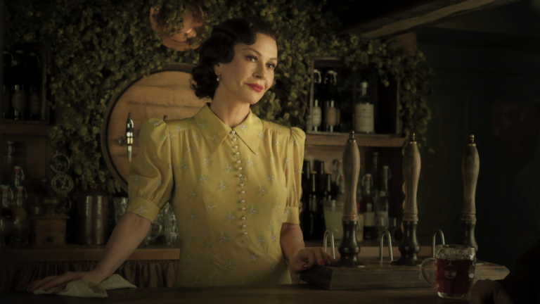 Catherine Zeta-Jones rejoint Anthony Hopkins pour un premier aperçu du décor gallois « Une visite chez grand-père »