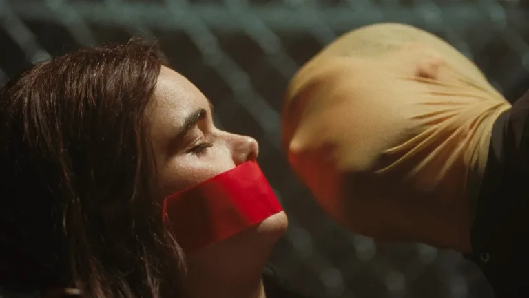 Critique de « Faces of Death » : Barbie Ferreira et Dacre Montgomery dans un remake d&rsquo;horreur gratuit