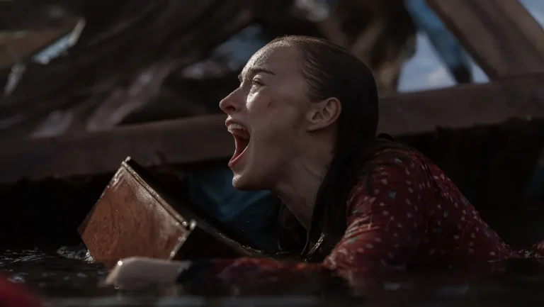 Critique de « Thrash »: Phoebe Dynevor accouche dans des eaux de crue regorgeant de requins dans une pulpe Netflix absurde mais agréable