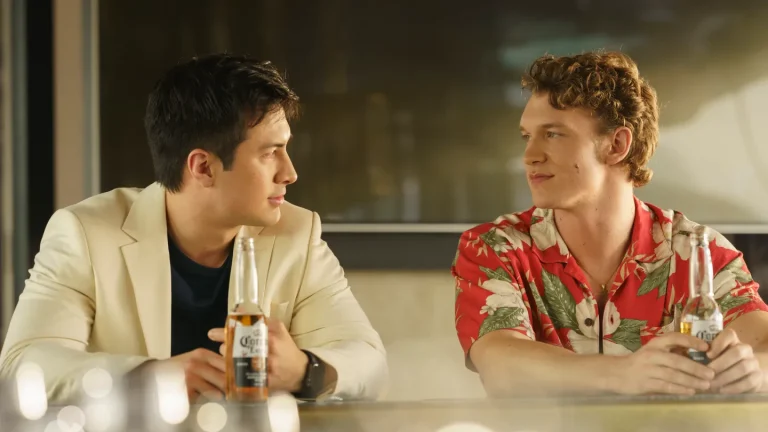 Le créateur de « Heated Rivalry » dévoile le « territoire plus sérieux » de la saison 2, y compris l&rsquo;intrigue du livre « modèle »