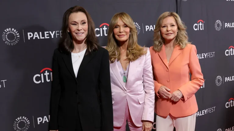 Les « Charlie&rsquo;s Angels » se réunissent après 50 ans pour réfléchir aux hauts et aux bas de la série (donner aux « femmes la permission d&rsquo;être indépendantes ») et aux bas (y compris les opportunités manquées pour « Kramer contre Kramer » et Bond)