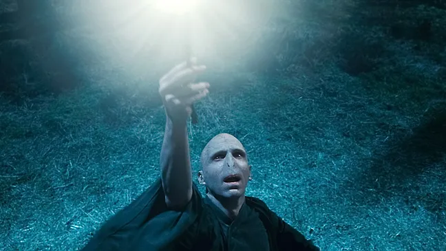 Ralph Fiennes révèle qui devrait jouer Voldemort dans la série HBO « Harry Potter »