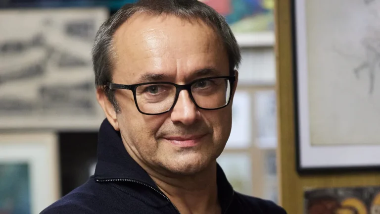 L&rsquo;un des réalisateurs les plus décorés au monde a failli mourir d&rsquo;un long Covid. Il a maintenant un nouveau film à Cannes : « Un miracle complet et absolu »