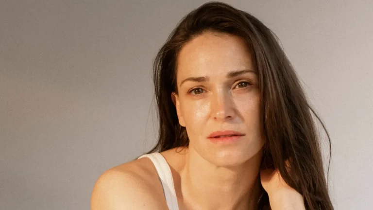 Mary Mina au casting du premier long métrage d&rsquo;Alexandra Matheou, le drame du triangle amoureux de maternité de substitution « Shibboleth » (Exclusif)