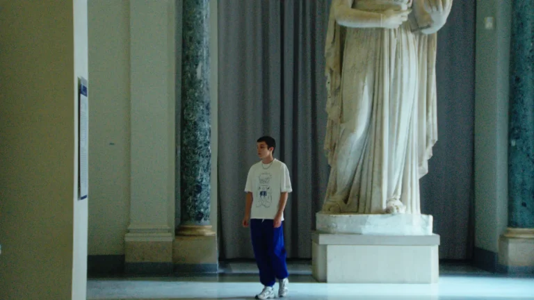 Critique de « La Gradiva » : un premier album époustouflant dépeint des adolescents français en proie à l&rsquo;art, à l&rsquo;angoisse et à l&rsquo;extase avec une rare honnêteté émotionnelle