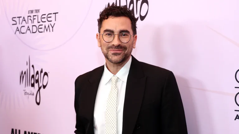 Dan Levy compare le succès de « Heated Rivalry » à celui de « Schitt&rsquo;s Creek » : les deux « n&rsquo;existent que parce que le Canada y a d&rsquo;abord vu de la valeur »