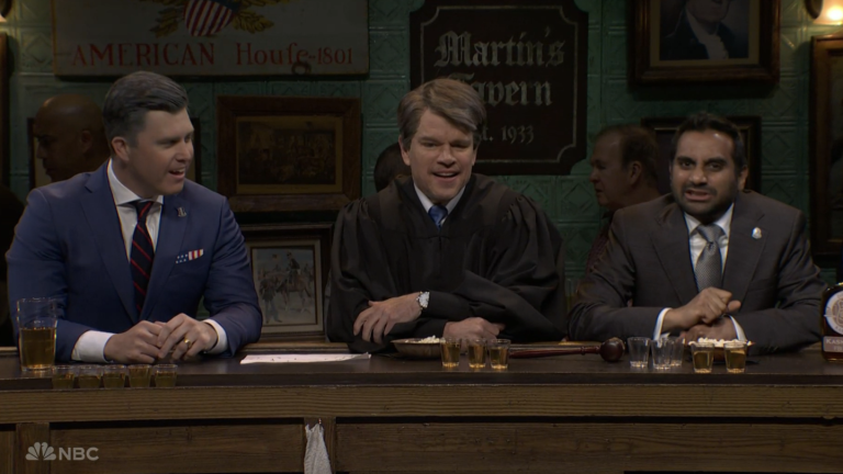 Aziz Ansari au bar « SNL » avec Matt Damon et Colin Jost pour combattre la « guerre contre la solitude masculine »