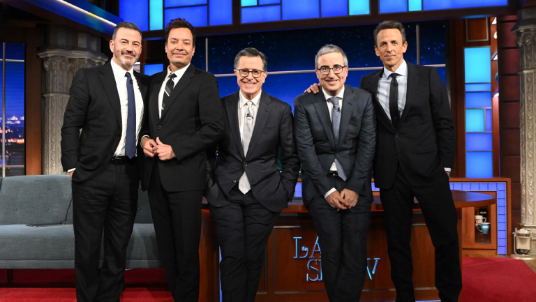 Colbert discute du sort de Late Night avec Kimmel, Fallon, Meyers et Oliver ; révèle un nouvel épisode de podcast « Strike Force Five »