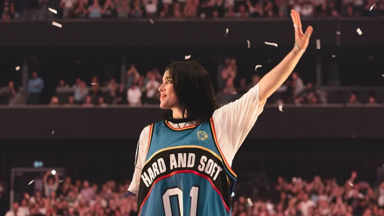 Critique de « Billie Eilish — Hit Me Hard and Soft : The Tour (Live in 3D) » : le document de concert co-réalisé par James Cameron vous fera croire que vous y êtes