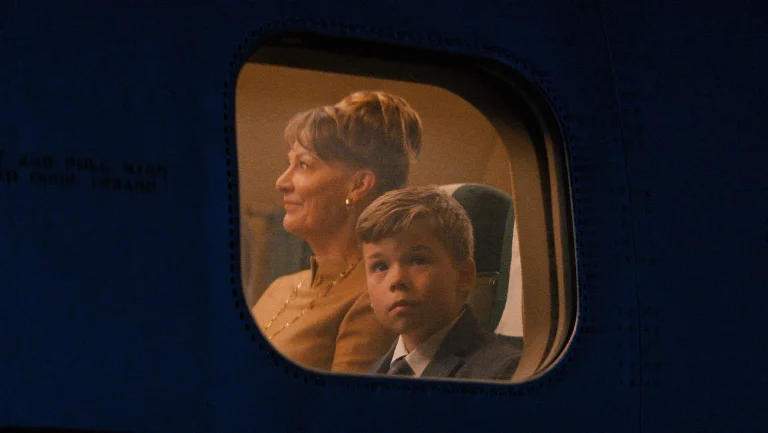 Critique de « Propeller One-Way Night Coach » : le premier film de John Travolta est un roman étrange mais attachant dans la nostalgie moderne du milieu du siècle