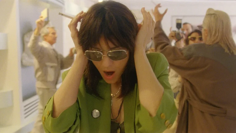 Critique de « Roma Elastica » : Marion Cotillard incarne une star de cinéma qui perd à la fois son esprit et son corps dans un psychodrame exagéré se déroulant dans les années 1980