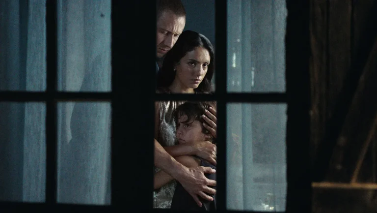 Critique de « The Birthday Party » : Hafsia Herzi, Benoît Magimel et Monica Bellucci dans le thriller captivant mais inégal sur l&rsquo;invasion de domicile de Léa Mysius
