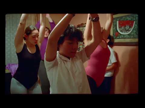 Dans « Six mois dans un immeuble rose et bleu », un réalisateur revisite la douleur familiale dans la ville de Mexico des années 1990 à travers le prisme de l&rsquo;amour et de la joie (clip exclusif à Cannes)