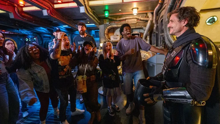 Disney accusé d&rsquo;avoir organisé la surprise d&rsquo;un fan « mandalorien » de Pedro Pascal avec des influenceurs