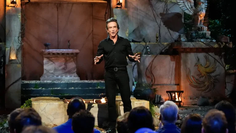 Jeff Probst gâte par erreur le vainqueur du défi de fabrication de feu « Survivor 50 » et les trois derniers participants lors de la finale en direct