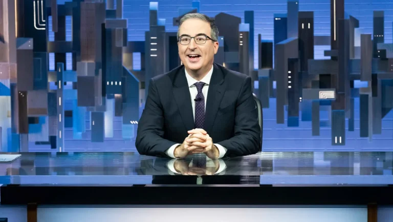 John Oliver se moque (encore une fois) des projets de salle de bal de Trump et de ses affirmations contradictoires sur les améliorations du bassin réfléchissant