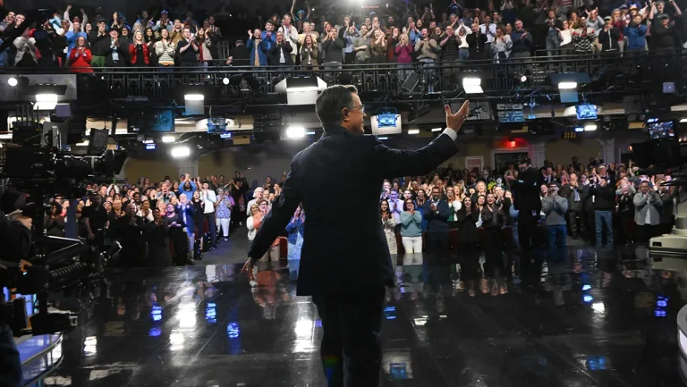 Le dernier « Late Show » de Stephen Colbert attire la plupart des téléspectateurs en semaine pendant son mandat
