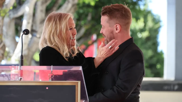 Macaulay Culkin dit qu&rsquo;il a des « affaires inachevées » avec sa mère Catherine O&rsquo;Hara, seule à la maison