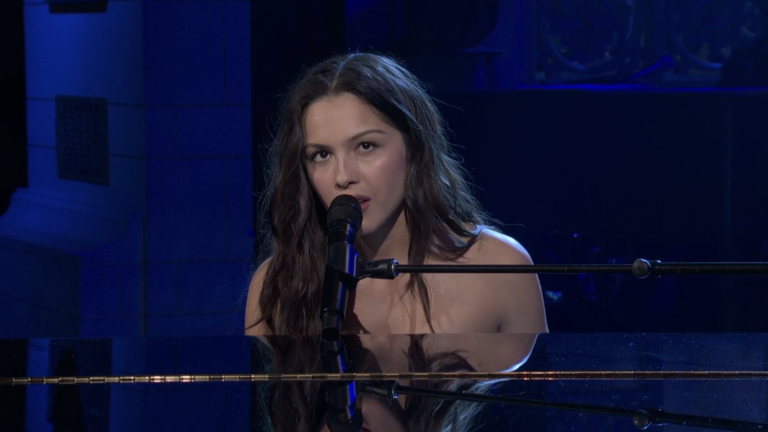 Olivia Rodrigo se souvient d&rsquo;avoir travaillé avec « Acting Legend » Jake Paul et chante la parodie « Drivers License » sur « SNL »
