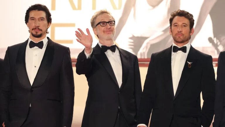 « Paper Tiger » fait ses débuts sous une ovation animée alors que James Gray déclare au public « Le cinéma a plus que jamais besoin de vous »