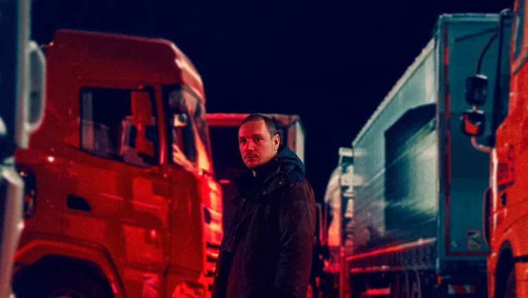 Revue « Chair et carburant » : deux camionneurs solitaires partagent les autoroutes européennes – et bien plus encore – dans une romance routière improbable et pleine de cœur