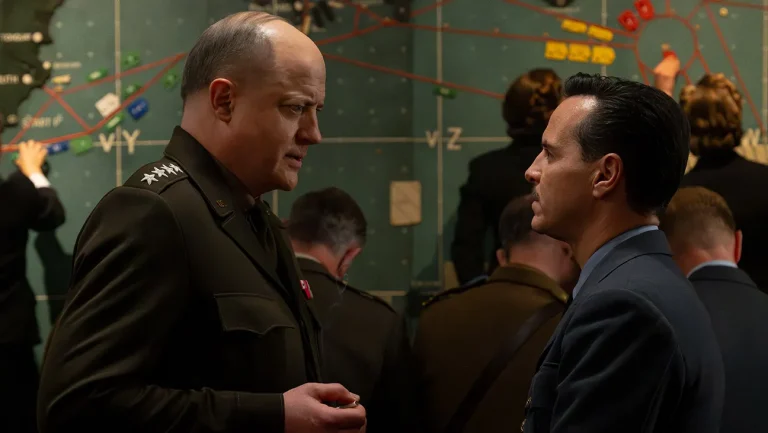 Revue « Pressure » : un superbe Andrew Scott affronte Brendan Fraser dans un drame tendu du jour J