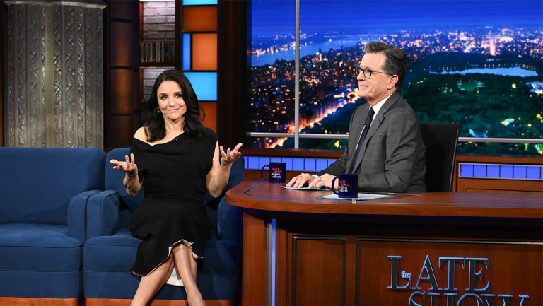 Stephen Colbert embrasse Pedro Pascal et Julia Louis-Dreyfus dans « The Late Show », un jour après avoir embrassé Jimmy Fallon
