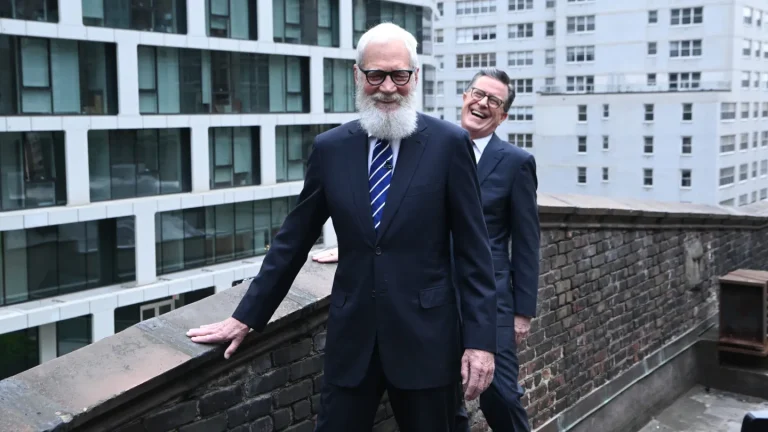 Stephen Colbert et David Letterman lancent les décors du « Late Show » du théâtre Ed Sullivan sur le logo de CBS avant la dernière semaine du spectacle