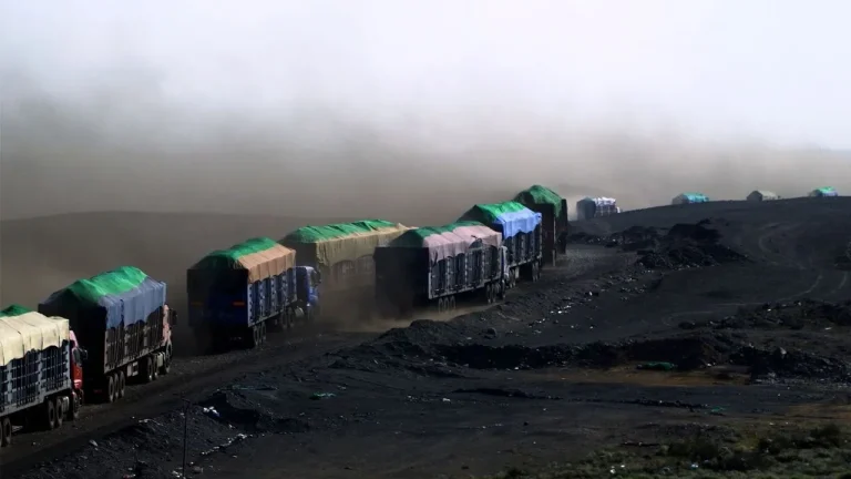 Rencontrez une camionneuse et un serpent de métal serpentant à travers le désert de Gobi dans « Colors of White Rock »