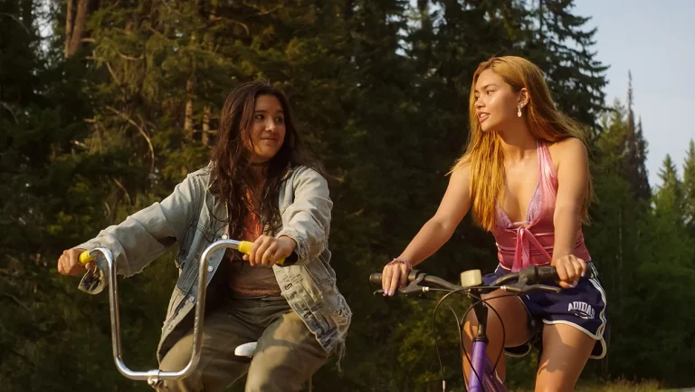Critique de « Girls Like Girls » : le premier long métrage confiant de Hayley Kiyoko capture les frissons vertigineux et les dévastations écrasantes du premier amour