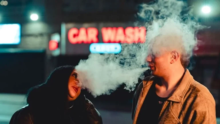Critique de « Here I&rsquo;m Alive » : un drame d&rsquo;ensemble maussade de style docu qui s&rsquo;enfonce profondément dans le métro numérique de la Big Apple