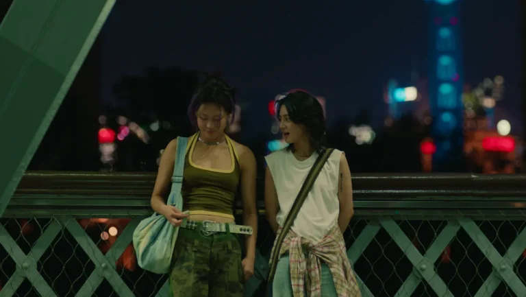 Deux femmes déambulent dans les rues de Shanghai dans l&rsquo;histoire d&rsquo;amour queer « Ephemera » (clip exclusif)