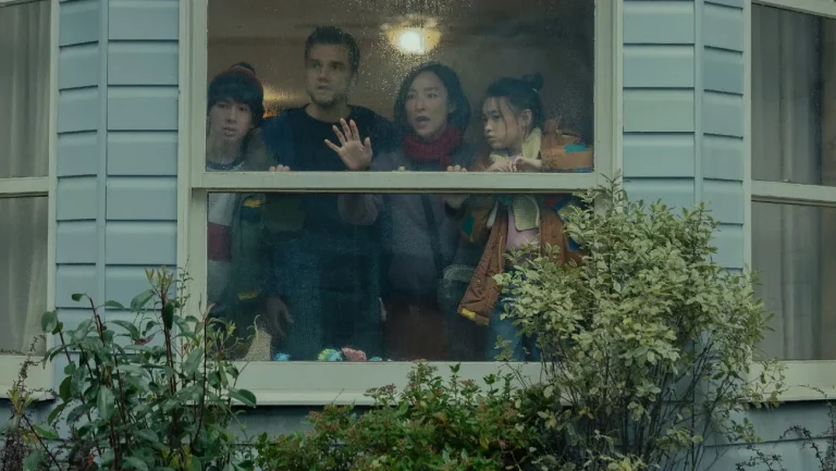 Greta Lee et Wagner Moura passent des années coincés chez eux dans la bande-annonce du thriller Netflix « Last House »