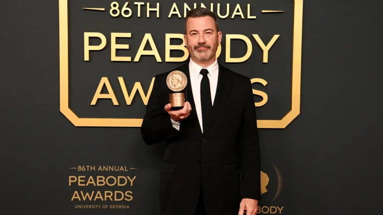 Jimmy Kimmel honoré aux Peabody Awards pour avoir déclaré : « Faire des blagues sur le président américain ne devrait pas vous rapporter un prix »