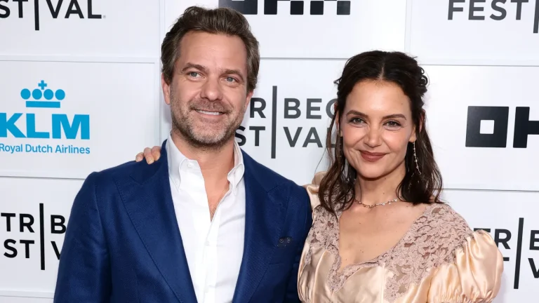 Katie Holmes et Joshua Jackson sur la création d&rsquo;un « sentiment d&rsquo;espoir » avec les retrouvailles « Happy Hours » : « L&rsquo;amour est possible ; la vie est longue ; il n&rsquo;y a pas de chemin donné »