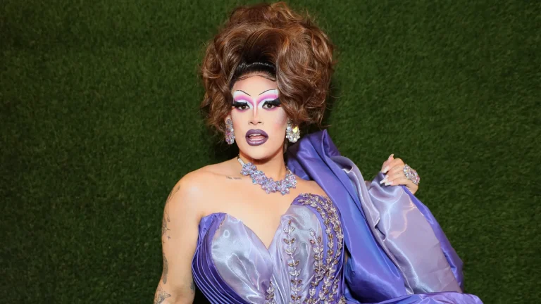 La star de « RuPaul&rsquo;s Drag Race », Salina EsTitties, parmi les interprètes de la série comique Revry « I&rsquo;m Dead »
