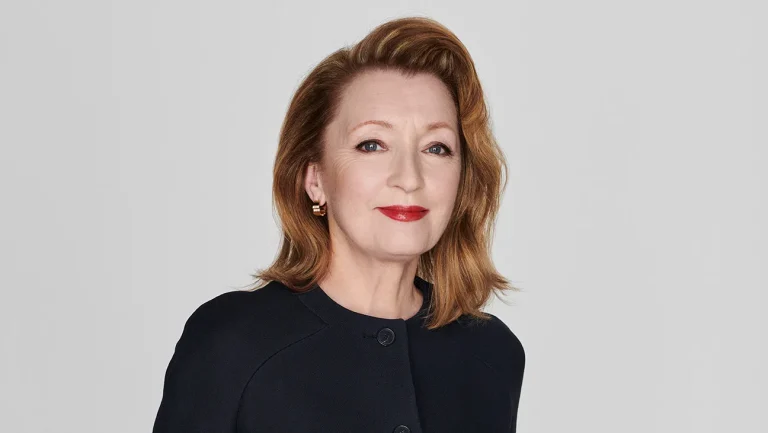 Lesley Manville monte à bord de la comédie vidéo Prime de Brett Goldstein « Escorted »