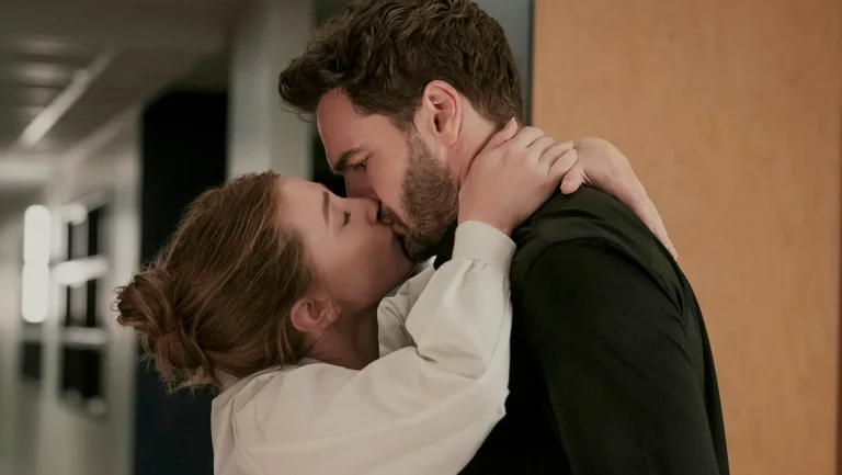 Prime Video dévoile le premier teaser de « The Love Hypothesis » avec Lili Reinhart et Tom Bateman
