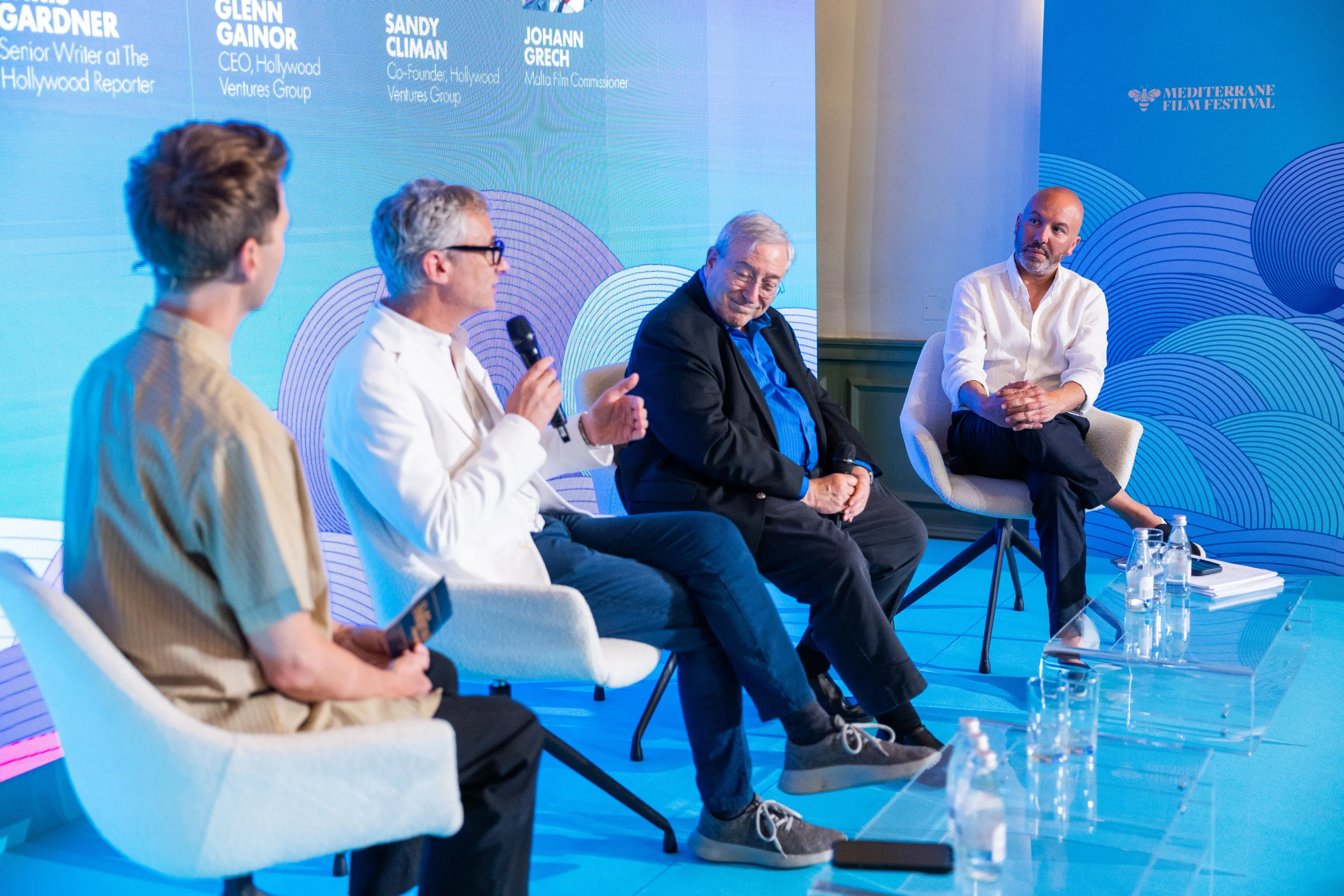 Johann Grech, à l'extrême droite, apparaît sur scène avec Glenn Gainor et Sandy Climan du Hollywood Ventures Group lors d'un panel intitulé « Construire pour demain » dans le cadre du Festival du film méditerranéen à La Valette, Malte, le 25 juin 2026.