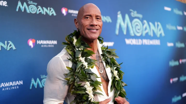 Dwayne Johnson explique pourquoi « Moana » en live-action n&rsquo;est pas « trop ​​tôt » et la réaction virale à sa perruque à l&rsquo;écran : « Je comprends, je suis un acteur chauve assez connu »