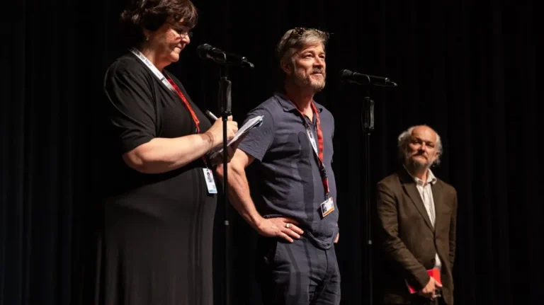 Barry Ward a adoré travailler sur « Everybody Digs Bill Evans » – et discute de ses rôles dans « The Flying Mountain » et dans la série Netflix  » Grown Ups « 