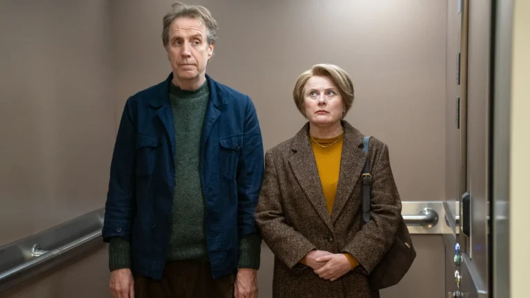À destination de Toronto, « en avant et de côté », avec Laura Linney et Rhys Ifans comme personnes diagnostiquées avec la maladie de Parkinson, obtient de nouvelles images (exclusives)