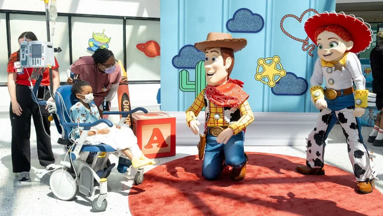 « Toy Story 5 » a offert 18 000 jouets à des enfants malades