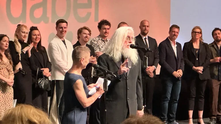 « Le Diable blanc » s’empare de Karlovy Vary : Robert Richardson reçoit les honneurs d&rsquo;un Harvey Keitel déchirant les papiers
