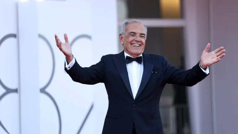 Le chef de Venise, Alberto Barbera, parle de la retraite du festival à Hollywood, du recul de la parité hommes-femmes et de la question de l&rsquo;IA