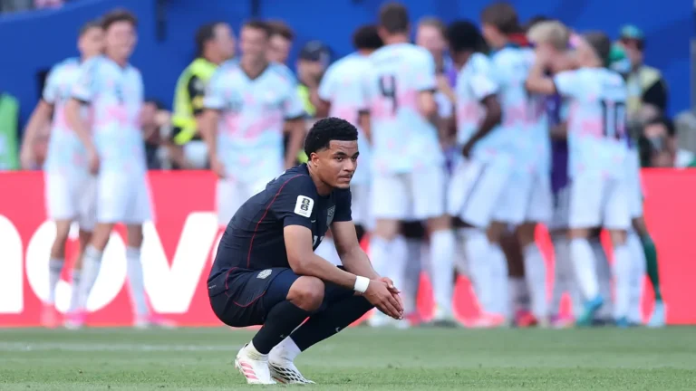 Les annonceurs de Fox implorent les Américains de continuer à regarder le football après que l&rsquo;équipe américaine ait été écrasée par la Belgique lors de la Coupe du monde