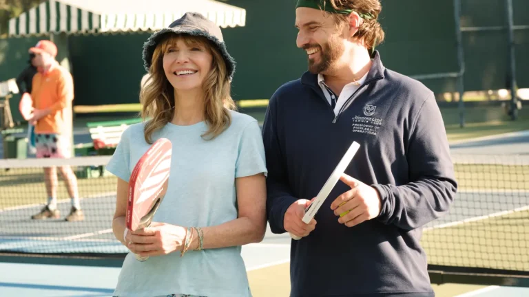 Revue « The Dink » : le prodige raté du tennis de Jake Johnson restaure son respect de soi grâce au pickleball dans la comédie sportive Anodyne d&rsquo;Apple TV
