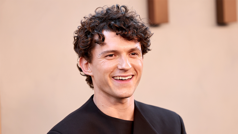 Tom Holland dit que certains de ses films sont « merdiques », ce qui les rend difficiles à promouvoir